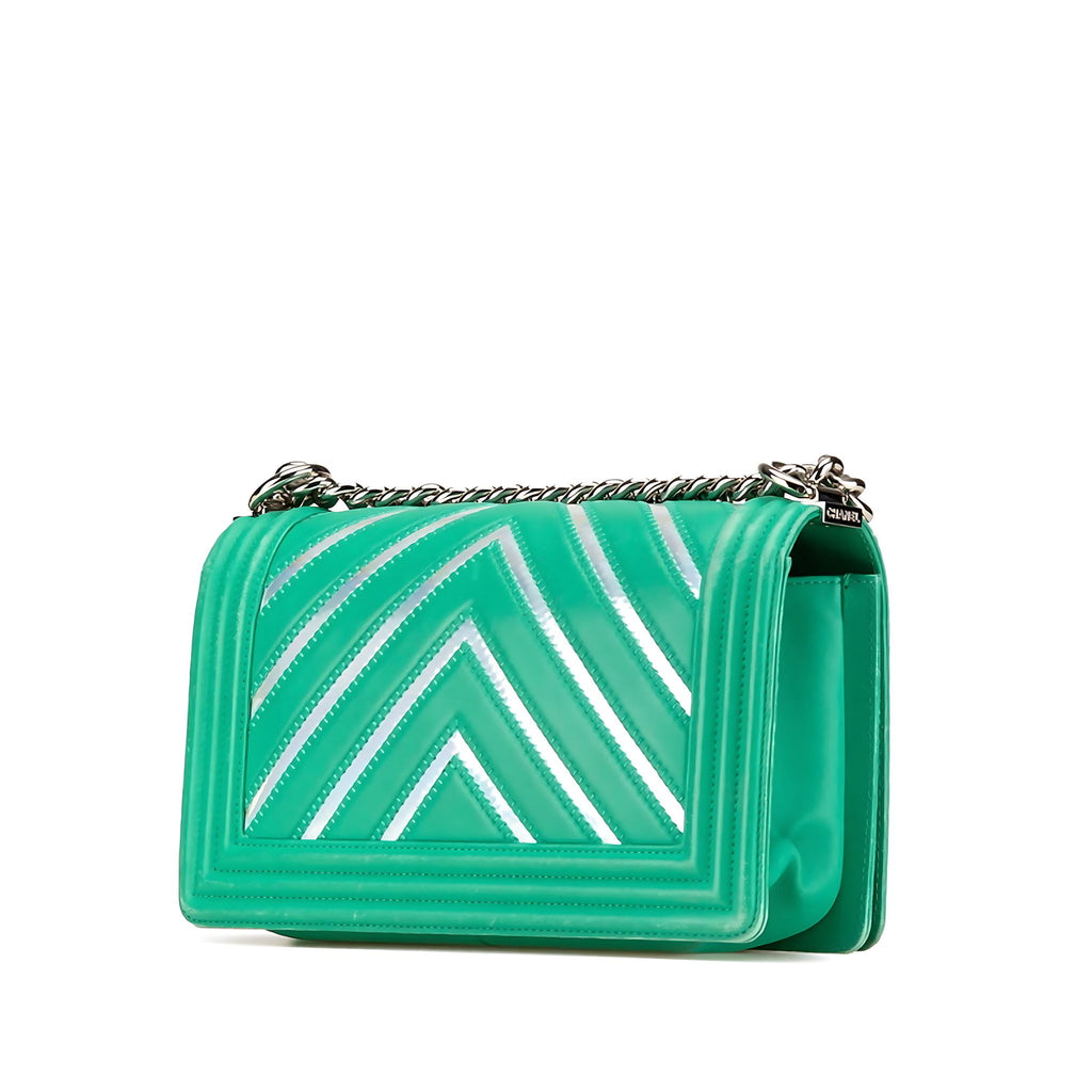 CHANEL Boy Flap Bag Chevron Lammleder mit holografischem PVC