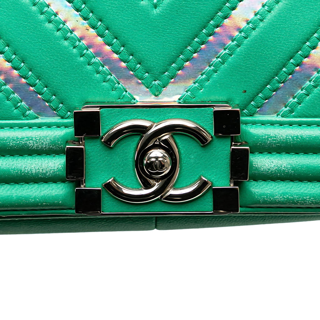 CHANEL Boy Flap Bag Chevron Lammleder mit holografischem PVC