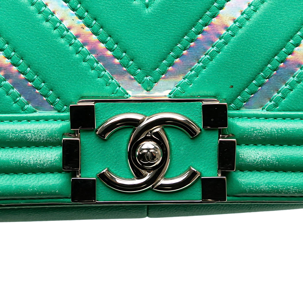 CHANEL Boy Flap Bag Chevron Lammleder mit holografischem PVC