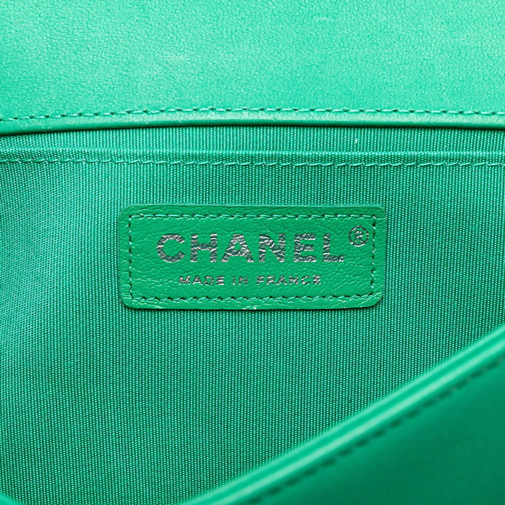 CHANEL Boy Flap Bag Chevron Lammleder mit holografischem PVC