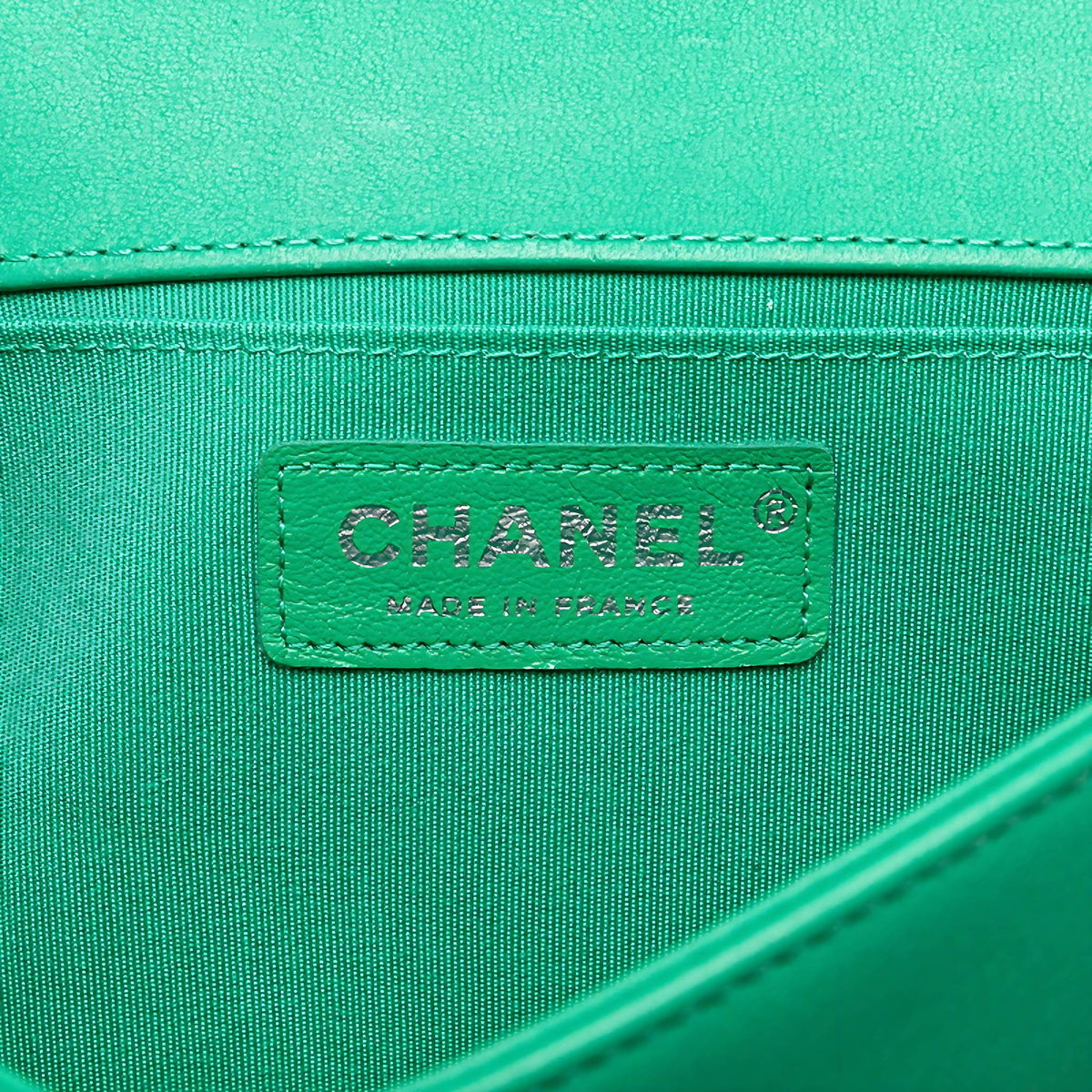 CHANEL Boy Flap Bag Chevron Lammleder mit holografischem PVC