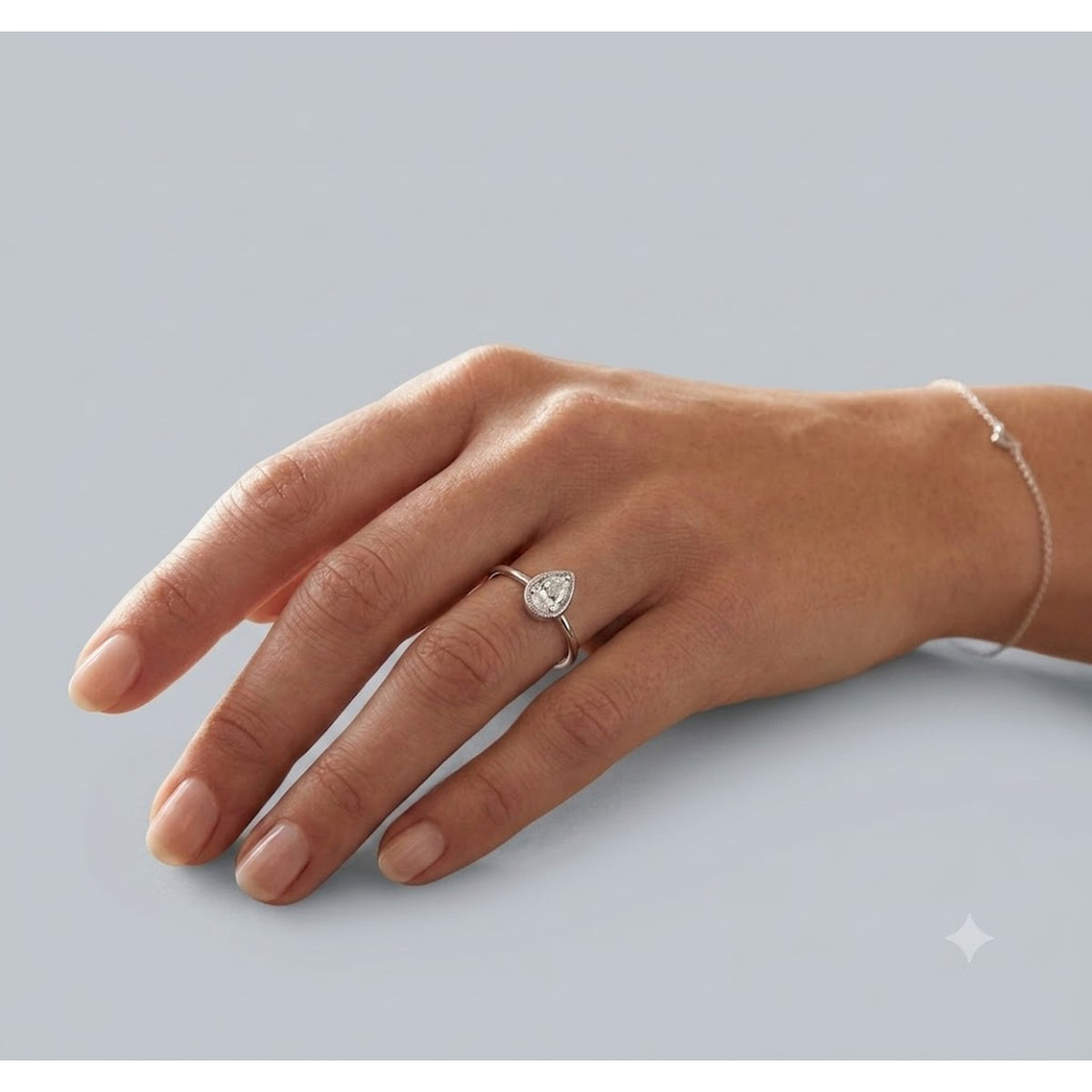 Solitärring 1HF44 aus 18 Karat Weißgold mit Tropfen Diamant 0,09 ct