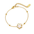 Flower Armband mit weiß schimmerndem Blütenelement aus 18K vergoldetem Edelstahl