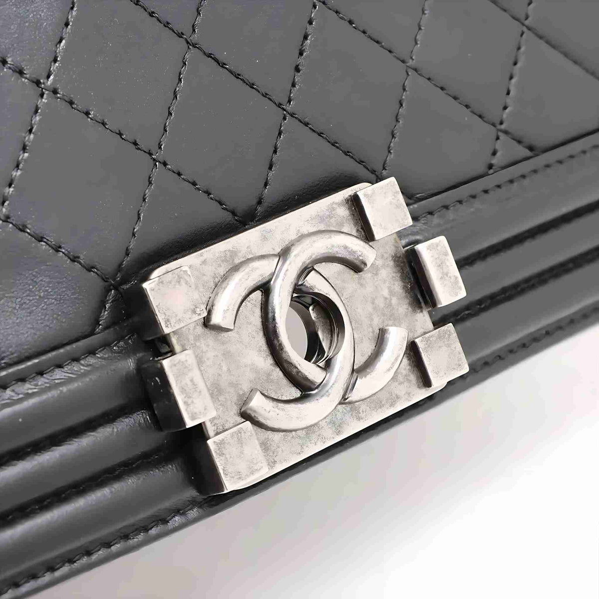 CHANEL Boy Flap A92193 Quilted Lambskin Schwarz